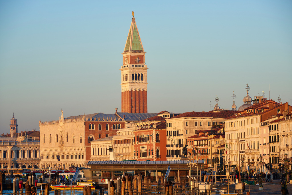 Blick ueber das Ufer zur Markuskirche | Venedig, Italien - December 07, 2016: Blick ueber das Ufer zur Markuskirche. - Realisiert mit Pictrs.com