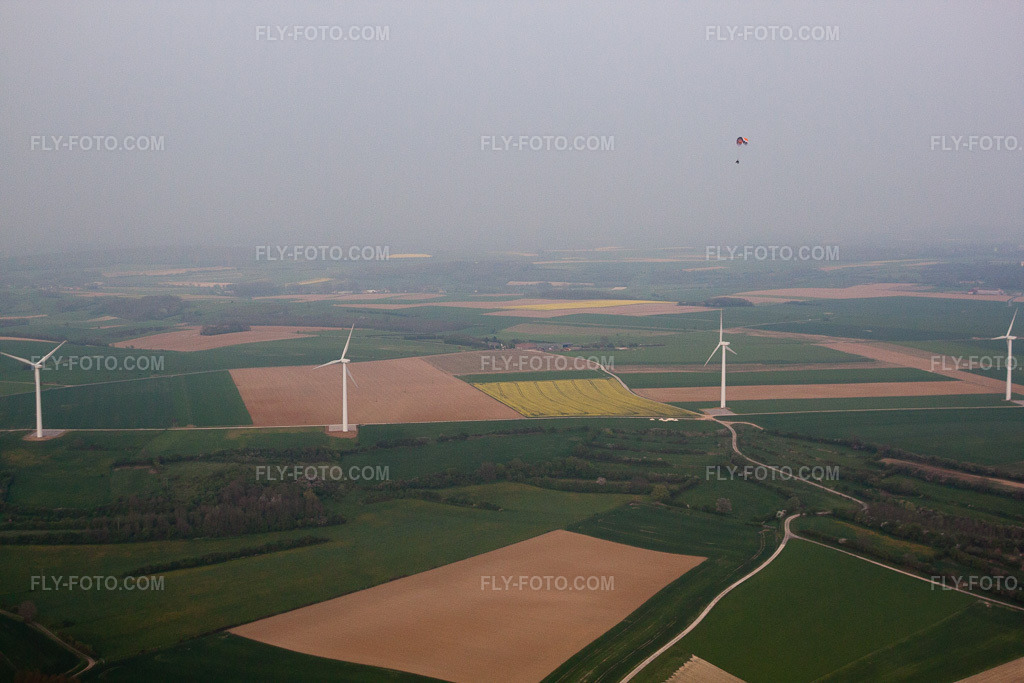 Aerial view: View of the town in Vincly in the state Pas de Calais, France.Photo: IMG_40129.jpg taken on 04/17/2011 by Werner Riehm/FLY-FOTO.comResolution of the original: 4752 x 3168 px