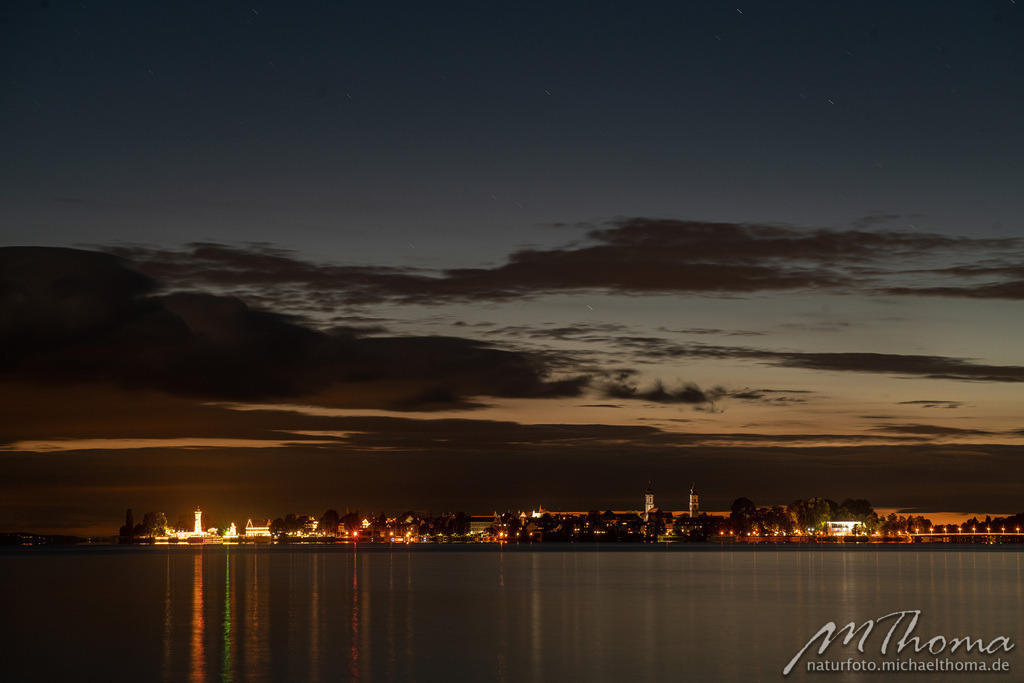 Lindau bei Nacht | Dies ist der Online-Shop von naturfoto.michaelthoma.de. Ich bin leidenschaftlicher Naturfotograf und fotografiere von der Andromedagalaxie bis zum Zwergtaucher, von der Ameise bis zum Orionnebel alles was mit Natur zu tun hat. Hier kann eine Auswahl meine - Realisiert mit Pictrs.com