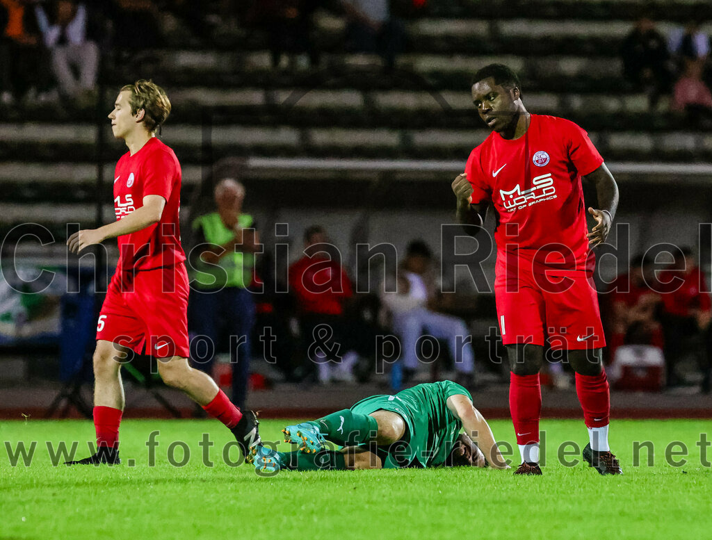 2023-09-01_034_SC_Baldham-Vaterstetten_gegen_TSV_1877_Ebersberg | Vaterstetten, Deutschland, 01.09.2023:
Fußball, Kreisliga 2023 / 2024, 3. Spieltag, SC Baldham-Vaterstetten gegen TSV 1877 Ebersberg, Ergebnis: 1:2

Yannik Sabatier (TSV 1877 Ebersberg, #19), Aime Kalenga-Mutombo (SC Baldham-Vaterstetten, #11)

Foto: Christian Riedel / fotografie-riedel.net