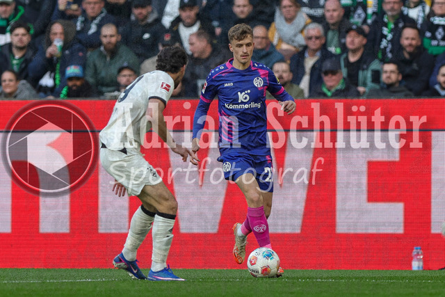 19.04.2026, GER, Fussball, Herren, 1. BL, Saison 2025/2026, Borussia Mönchengladbach - 1. FSV Mainz 05 | Joseph Michael Scally (Borussia Mönchengladbach) und Nikolas Konrad Veratschnig (Mainz) im Kampf um den Ball 