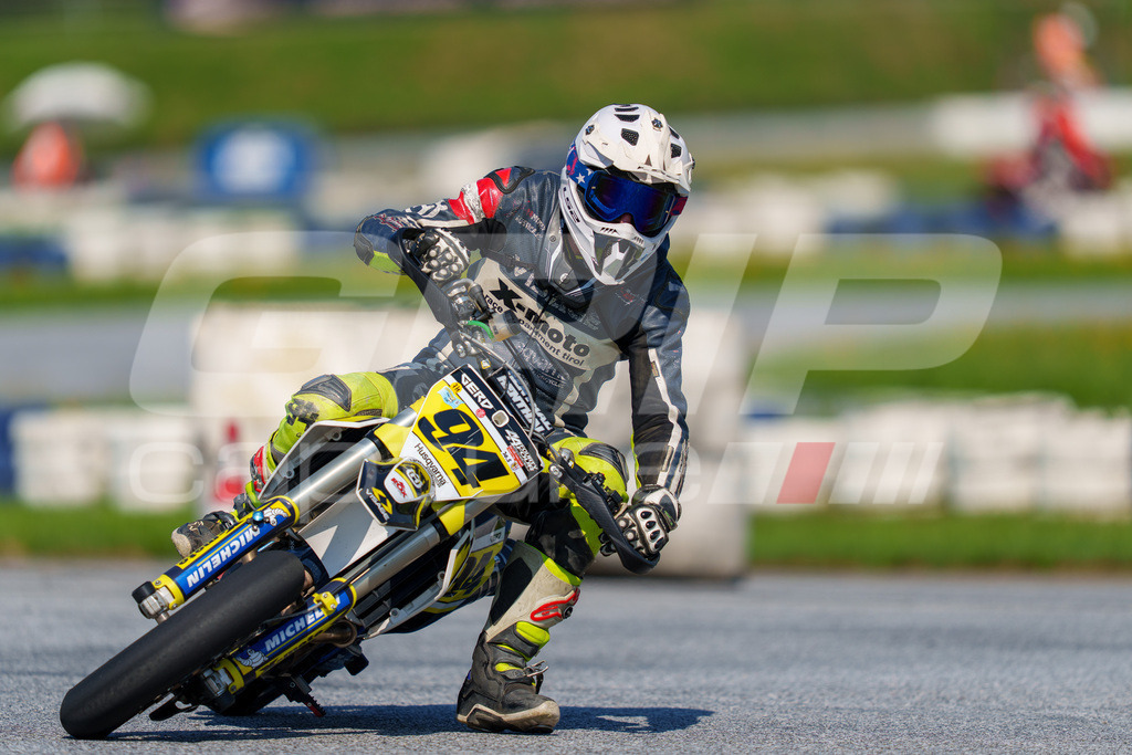 SuperMoto_Staatsmeisterschaft_Greinbach_206 | GRIPcapture steht für authentische Sportfotografie in Österreich – für Momente, die mehr sind als Geschwindigkeit oder Ergebnis. Es geht um Emotion, Spannung, Fokus und den Augenblick, der oft nur einen Wimpernschlag dauert.Ob Motorsport, Teamsport oder 