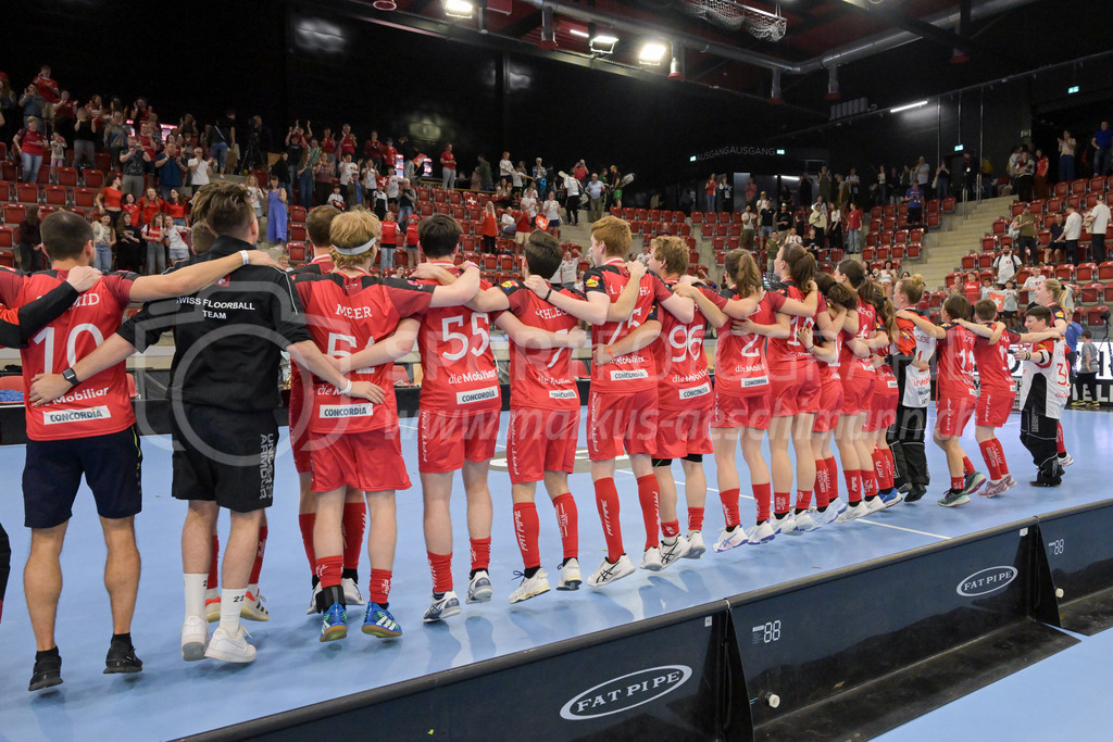 3v3 World Floorball Championships 2025 - Medal Ceremony | Swiss players celebrating, during 3v3 World Floorball Championships 2025, Switzerland: 03.05.2025, Winterthur, AXA ArenaEvent page: <a href="https://www.u19wfc2025.ch/">www.u19wfc2025.ch</a>Credit: Markus Aeschimann, <a href="https://markus-aeschimann.ch">markus-aeschimann.ch</a>Instagram: <a href="https://instagram.com/sportfotografie.aeschimann">@sportfotografie.aeschimann</a> - Realisiert mit Pictrs.com