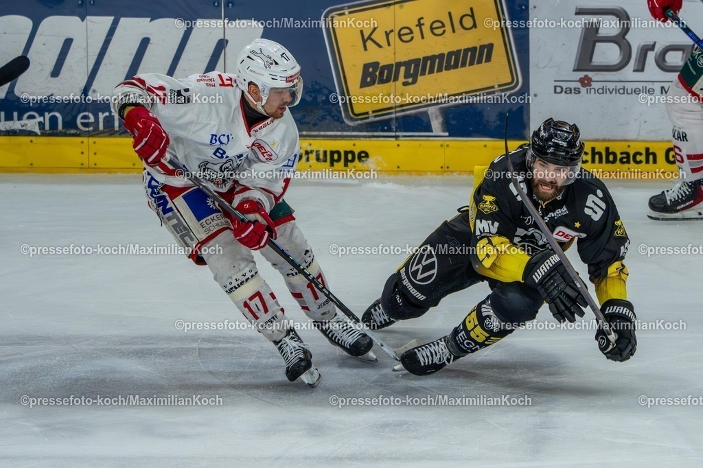 xkkux02042601023 | 02.04.2026, xkkux, Eishockey, DEL2, Herren, Saison 2025 / 2026, Krefeld Pinguine - EV Regensburg, YAYLA Arena: Samuel Payeur (EV Regensburg #17) im Zweikampf gegen  Davis Vandane (Krefeld Pinguine #55) 