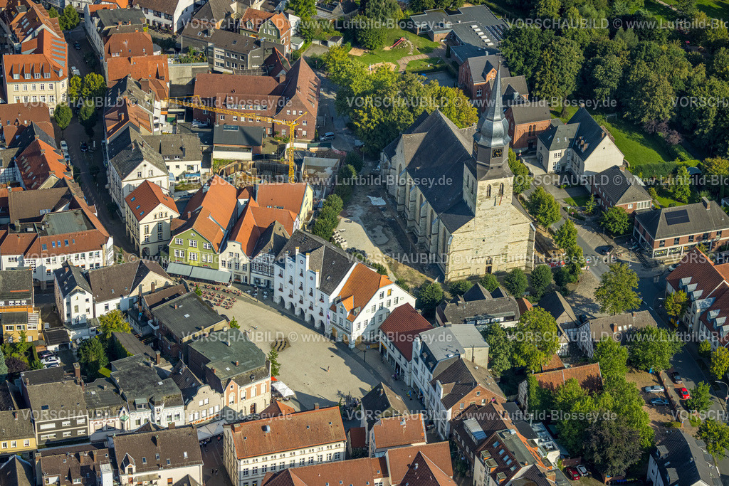 Beckum230804446 | Luftbild, Probsteikirche Sankt Stephanus, Marktplatz und historische Häuser, historisches Rathaus, Beckum, Münsterland, Nordrhein-Westfalen, Deutschland
