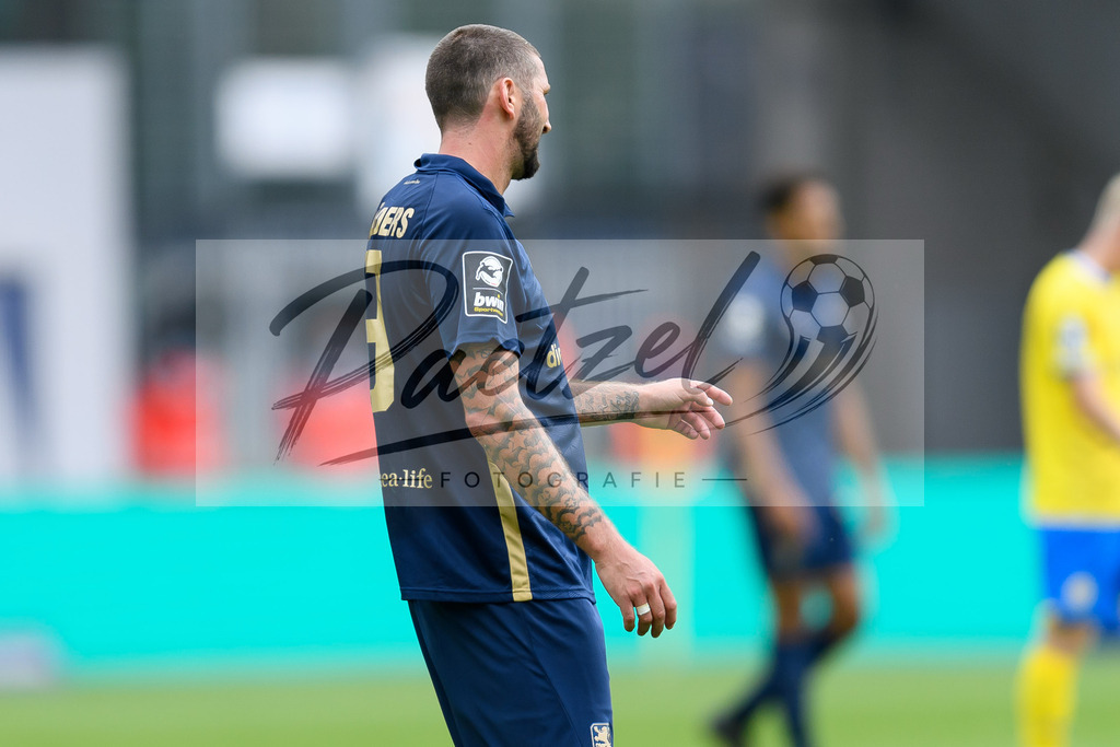 EBSTSV20210828_077 | Fussball, Herren: Sascha Moelders (TSV 1860 Muenchen) enttaeuscht beim Spiel der 3. Liga zwischen Eintracht Braunschweig und TSV 1860 Muenchen im Eintracht-Stadion am 28.08.2021 in Braunschweig, Deutschland.DFB / DFL REGULATIONS PROHIBIT ANY USE OF PHOTOGRAPHS AS IMAGE SEQUENCES AND/OR QUASI-VIDEO. - Realisiert mit Pictrs.com