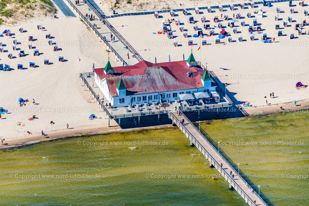 Ahlbeck_Seebrücke_Usedom_ELS_4829100822 | SEEBAD HERINGSDORF 10.08.2022 Laufflächen und Konstruktion der Seebrücke über der Wasseroberfläche Ahlbeck in Heringsdorf auf der Insel Usedom im Bundesland Mecklenburg-Vorpommern, Deutschland. Weiterführende Informationen bei: KaiserbäderTourismusService GmbH,  Seebrücke Ahlbeck. // Running surfaces and construction of the pier over the water surface . in Heringsdorf on the island of Usedom in the state Mecklenburg - Western Pomerania, Germany. Further information at: KaiserbaederTourismusService GmbH,  Seebruecke Ahlbeck. Foto: Martin Elsen
