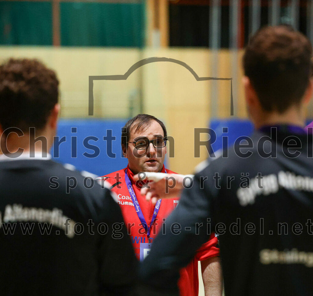 2023-12-09_081_SpVgg_Altenerding_gegen_TSV_Indersdorf | Erding, Deutschland, 09.12.2023:
Handball, Bezirksoberliga Männer 2023 / 2024, 10. Spieltag, SpVgg Altenerding gegen TSV Indersdorf, Endergebnis: 42:25

Trainer Simon Klawe (Spvgg Altenerding)

Foto: Christian Riedel / fotografie-riedel.net