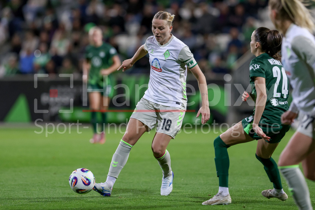 Fussball, Google Pixel Frauen-Bundesliga, VfL Wolfsburg - SV Werder Bremen | Lina Hausicke (SV Werder Bremen, 18) am Ball, Einzelbild, Ganzkörper, Aktion, Action, Spielszene, DIE DFB-RICHTLINIEN UNTERSAGEN JEGLICHE NUTZUNG VON FOTOS ALS SEQUENZBILDER UND/ODER VIDEOÄHNLICHE FOTOSTRECKEN. DFB REGULATIONS PROHIBIT ANY USE OF PHOTOGRAPHS AS IMAGE SEQUENCES AND/OR QUASI-VIDEO.