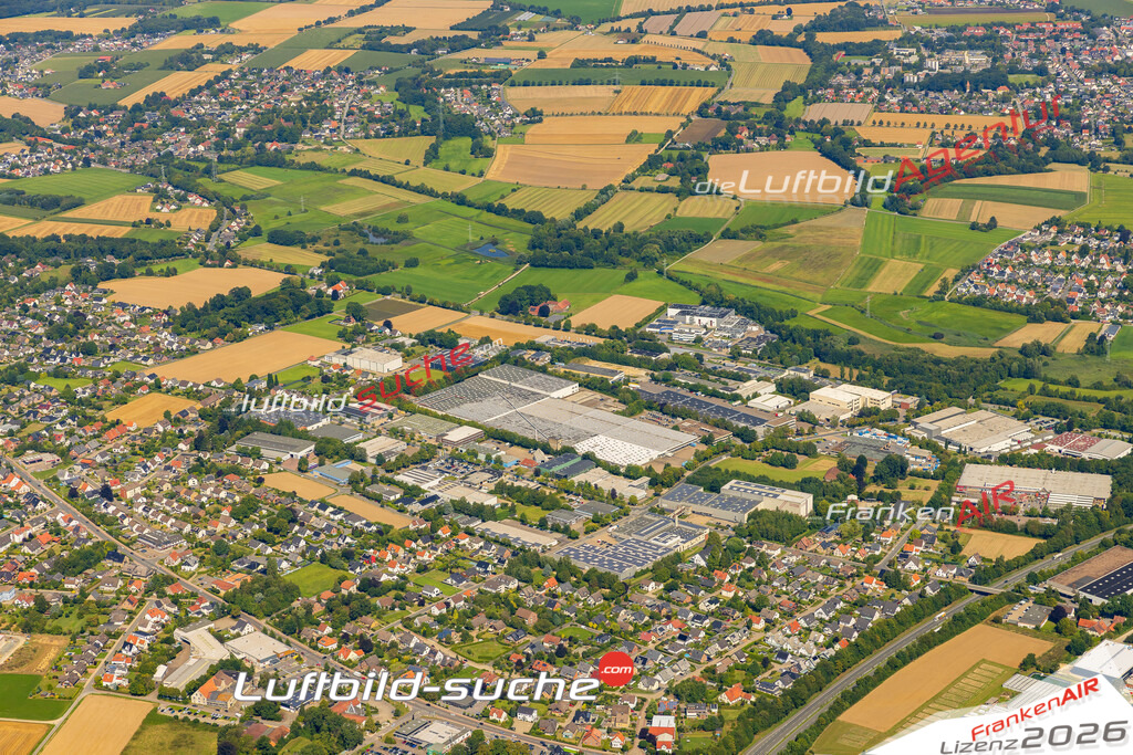 Klassische Luftaufnahme ohne Drohne zeigt: bei Herford - Die Luftbildaufnahme wurde 2025 vom UL-Flugzeug heraus erstellt ( keine Drohnenaufnahme ) - Hochauflösende Luftaufnahme -Nicht vergleichbar mit Google Maps oder Satelittenbilder- Die Geschenkidee !Mit Lizenz und Bildrechte bestellbar