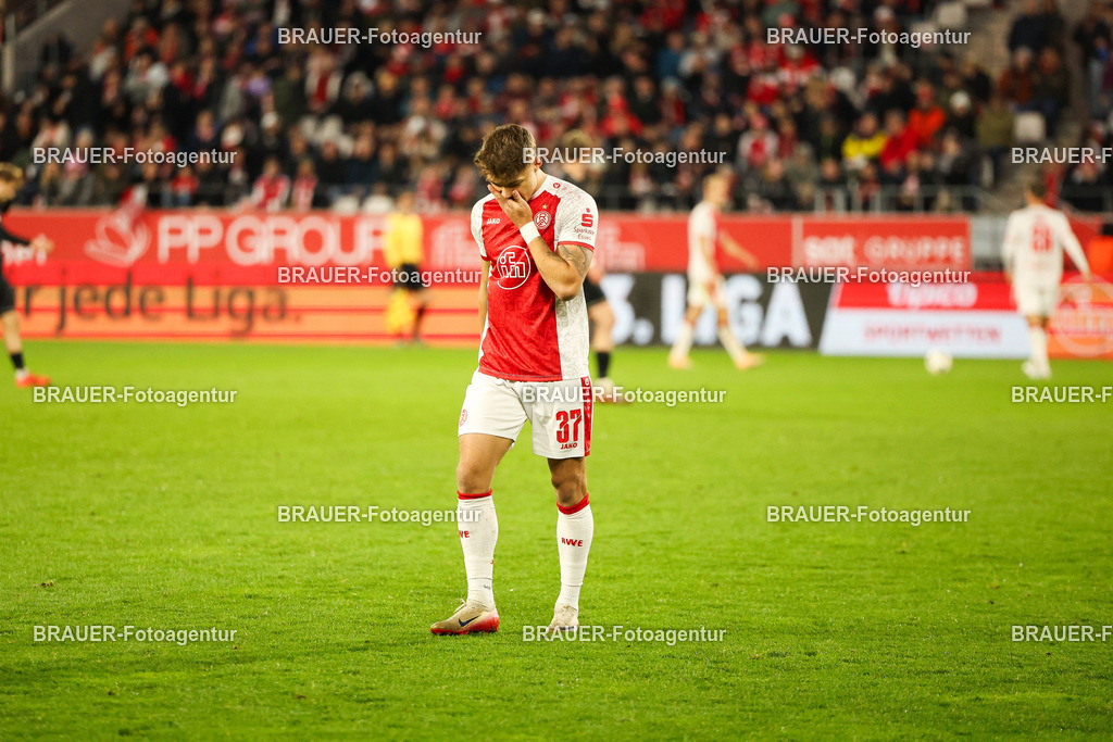 Rot-Weiss Essen - 1.Fc Schweinfurt | Essen, Deutschland, 02.11.2025 Jannik Hofmann  (Rot-Weiss Essen) schaut  während des 3.Liga Spiels zwischen  Rot-Weiss Essen und 1.Fc Schweinfurt am 02.11.2025 im Stadion an der Hafenstraße in Essen. (Foto von Timo Bluhmki-Schmidt/Brauer Fotoagentur