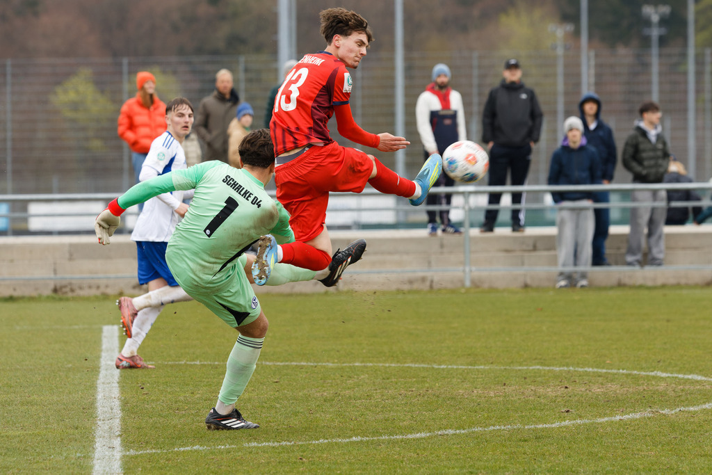 20260412-FCHS04_206 | 1.FC Heidenheim 1846 vs. FC Schalke 04, Fußball, U19, A-Junioren, NWL, U19-DFB-Nachwusliga, 2025/2026, 8. Spieltag, 12.04.2026 in Heidenheim, Walter-Birkhold-Jugendstadion (Foto: Michael Bulling) - Realisiert mit Pictrs.com