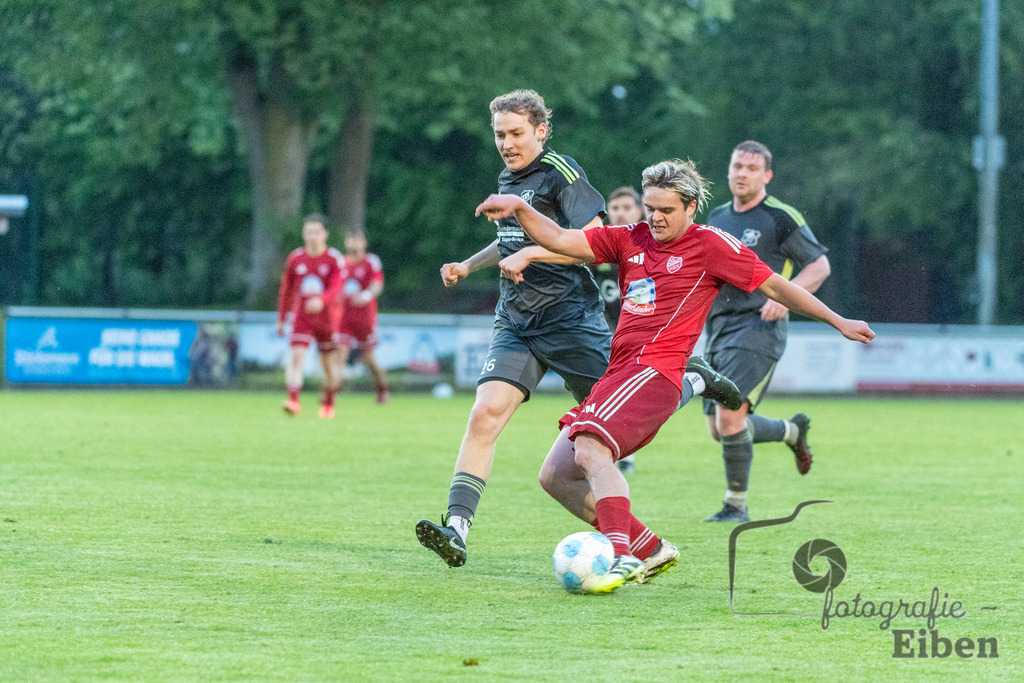 SV Eintracht Wiefelstede-TSV Abbehausen | Bezirksliga Herren; SV Eintracht Wiefelstede (rot)-TSV Abbehausen (grau) am 13.05.2026 in Wiefelstede (Sportanlage), Photo: Philip Eiben 2026 - Realisiert mit Pictrs.com