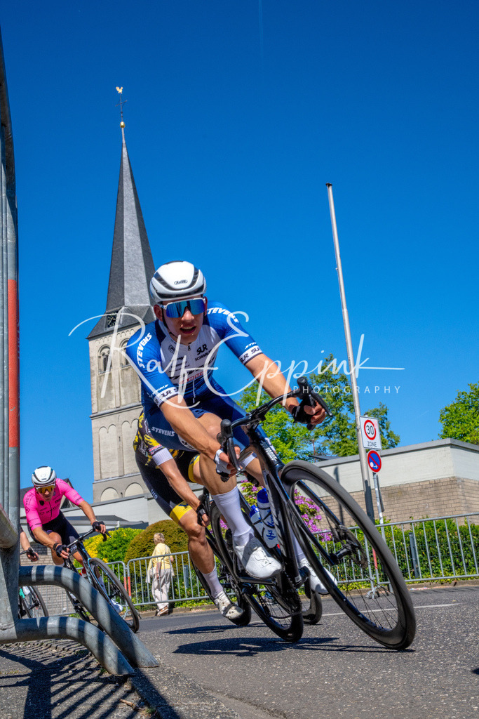 Spurt in den Mai 2026 - Großer Preis der Sparkasse Neuss | Annual one-day road cycling race "Großer Preis der Sparkasse Neuss" held in Büttgen, Germany, organized by VfR Büttgen 1912 e.V. The event features multiple races across all age categories from U11 youth to Elite men. - Realisiert mit Pictrs.com