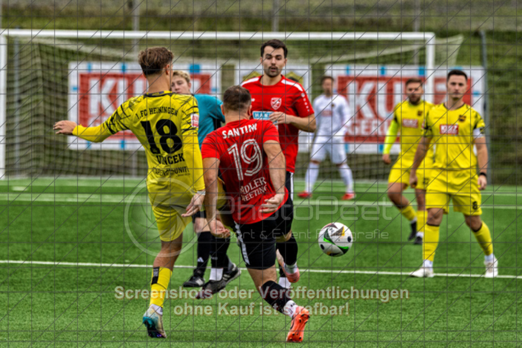 20251012_163629_0100-Bearbeitet | #,1.FC Heiningen (gelb) vs. SV Ebersbach (rot), Fußball, Bezirksliga - Bezirk Neckar/Fils, 08. Spieltag, Saison 2025/2026, Kunstrasenplatz, Sportzentrum Heiningen, Krautgarten 1,73092 Heiningen, 12.10.2025 - 15:30 Uhr,Foto: PhotoPeet-Sportfotografie/Peter Harich