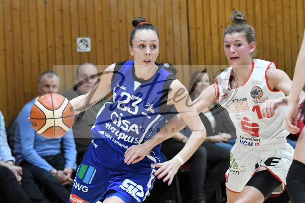 20200126_PANHAL_0105 | Basketball, Frauen: Snezana Aleksic (GISA LIONS SV Halle) und Jenny Strozyk (GiroLive-Panthers Osnabrück) im Zweikampf beim Spiel der Toyota DBBL zwischen GiroLive-Panthers Osnabrück vs. GISA LIONS SV Halle am 26.01.2020 im Panthers Dome in Osnabrück, Deutschland.(Foto von Nico Paetzel) - Realisiert mit Pictrs.com