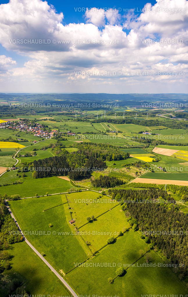 Brakel240504725NSG-HinnenburgerForst | Luftbild, NSG Naturschutzgebiet Hinnenburger Forst mit Emder Bachtal, sanften Hügellandschaft mit Wiesen und Feldern, Kuhstall Haus auf einer Wiese mit Boot auf und im Haus als Kunstwerk vom Künstler Ilan Averbuch, Fernsicht mit blauem Himmel und Wolken, Erwitzen, Nieheim, Ostwestfalen, Nordrhein-Westfalen, Deutschland