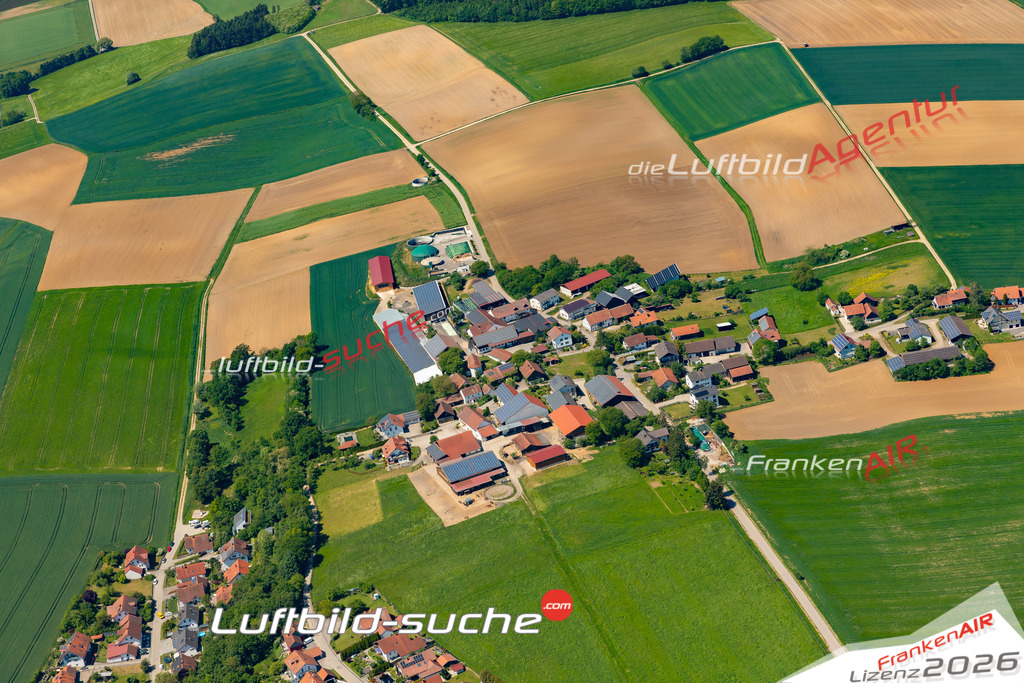 Das Luftbild zeigt : Moosberg Weng - Die Luftaufnahme wurde 2024 vom UL-Flugzeug aus erstellt ( keine Drohne ) - Hochauflösende Luftaufnahme - Für grossformatige Ausdrucke geeignet. Die Geschenkidee !Mit Lizenz und Bildrechte bestellbar