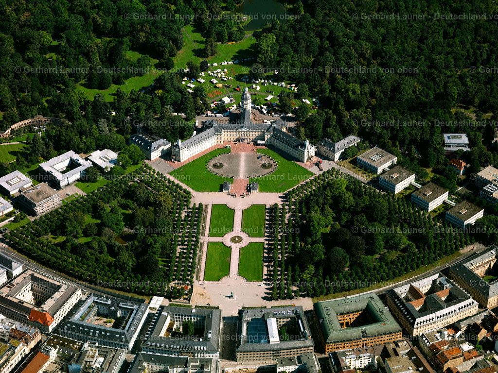3083083 | Schloss Karlsruhe im barocken Baustil liegt im Zentrum der Fächerstadt Karlsruhe