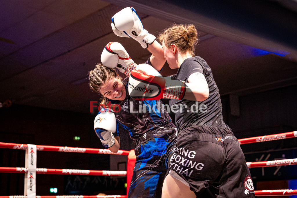 Sonja Özgisi (Sei Wasser Bad Tölz) blau gegen Franziska Waiser (MFA Penz) rot | MFA Fight Night Frauen K1 -67kg Kampf 7, Sonja Özgisi (Sei Wasser Bad Tölz) blau gegen Franziska Waiser (MFA Penz) rot, 20251108,,2025-11-08 in Penzberg (Wellenberghalle Penzberg), Copyright: WolfgangxLindner www.foto-lindner.de