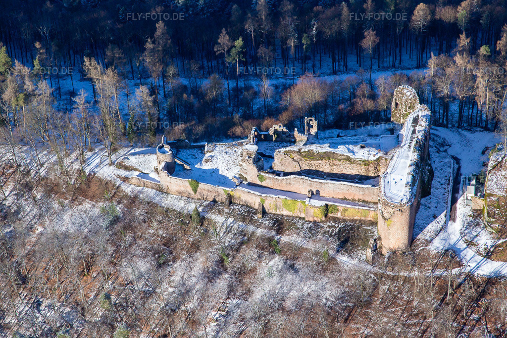 Luftbild: Burgruine Neuscharfeneck aus Süden im Winter bei Schnee in Flemlingen im Bundesland Rheinland-Pfalz in Deutschland. Foto: IMG_139849.jpg vom 20.01.2024 durch Werner Riehm/FLY-FOTO.de