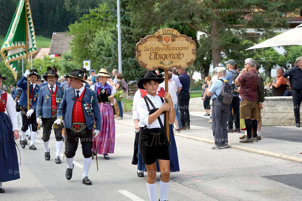 e35-news-2023-Juli23-Regimentsschuetzenfest3-Steeg-UMZUG_DORF-DSC07517 | Info aus dem Bezirk Reutte/Ausserfern Tirol sowie eine umfangreiche Bilddatenbank über die gesamte Region: Lechtal, Talkessel Reutte, Tannheimertal, Zwischentoren. Lech, Plansee, Zugspitze, Grenztunnel, B179, Fernpassstraße, Verkehr, Lawinen, Tradition, - Realisiert mit Pictrs.com