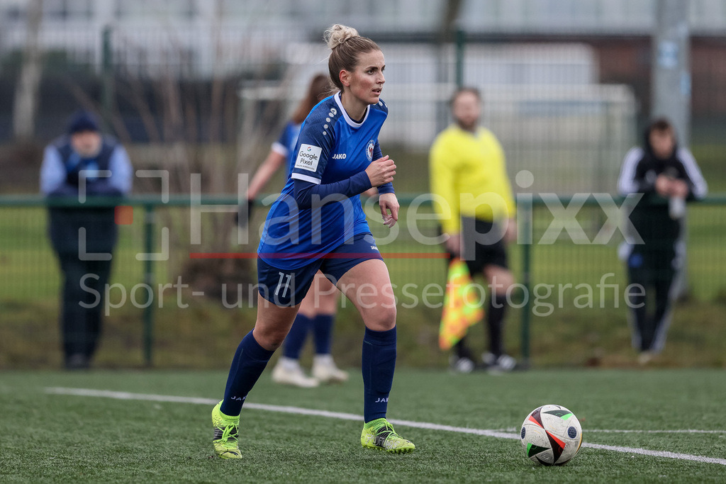 Fussball, Testspiel Frauen, Hamburger SV - 1. FFC Turbine Potsdam | v.li.: Jennifer Cramer (1. FFC Turbine Potsdam, 11) am Ball, Einzelbild, Ganzkörper, Aktion, Action, Spielszene