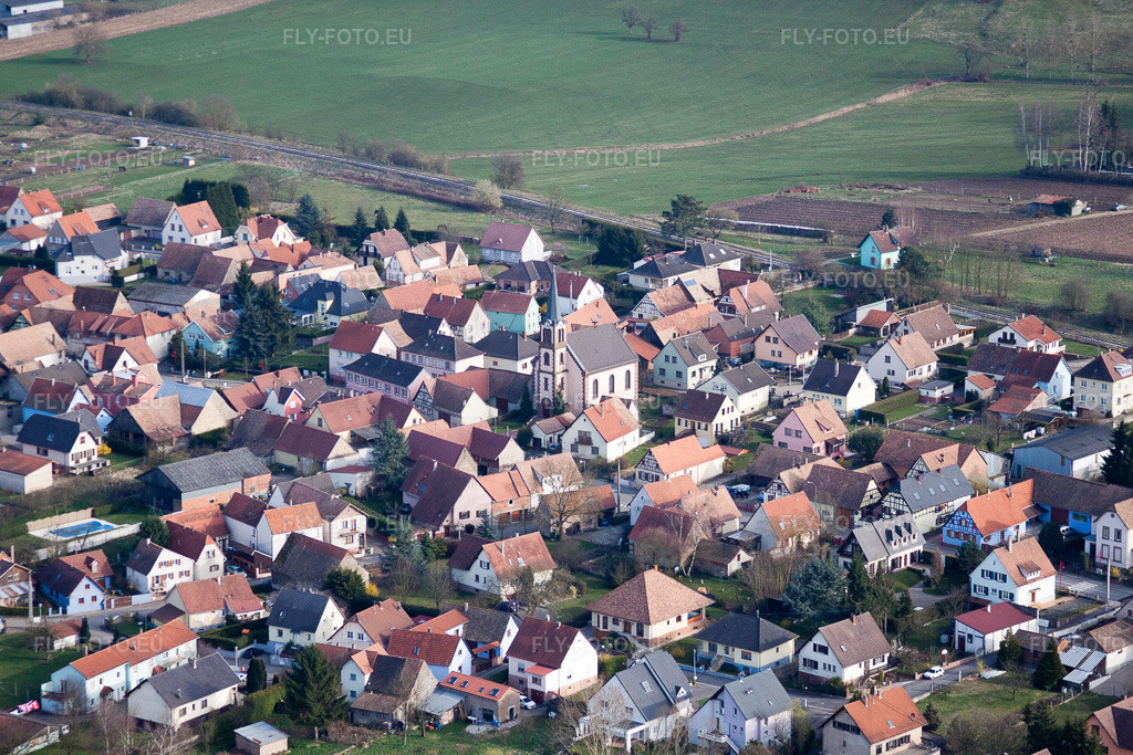 Vue aérienne: Vue de la ville à Pfaffenhoffen dans le département Bas Rhin, France. Photo: IMG_38654.jpg prise le 20/03/2011 par Werner Riehm/FLY-FOTO.eu – Résolution de l'original: 4752 x 3168 px
