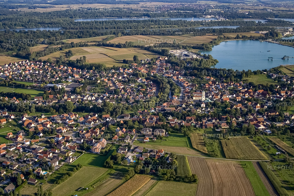 Aerial view: View of the town from the north in Offendorf in the state Bas-Rhin, France. – Photo: IMG_8129.jpg taken on 09/15/2007 by Werner Riehm/FLY-FOTO.com – Resolution of the original: 3227 x 2151 px