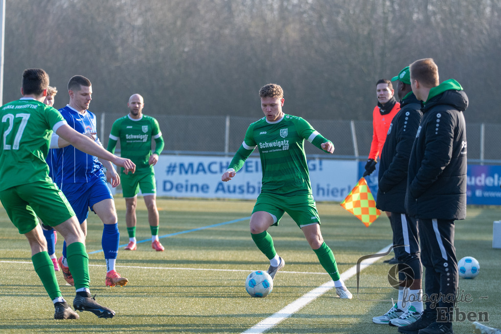 FC Rastede-Hansa Friesoythe | FC Rastede (blau)-Hansa Friesoythe (grün) am 09.02.2025 in Rastede (Sportanlage Kötterswegs), Photo: Philip Eiben 2025 - Realisiert mit Pictrs.com