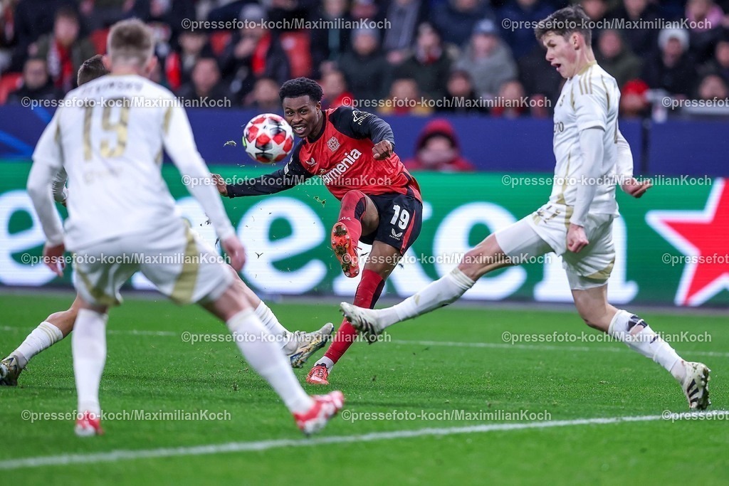 UCL29012502235 | 29.01.2025, Fußball, Bayer 04 Leverkusen - AC Sparta Prag, UEFA Champions League, 8. Spieltag, BayArena, Saison 2024 2025: Nathan Tella (Bayer04 Leverkusen #19) beim Schuss auf das Tor gegen Adam Sevinsky (Sparta Prag #19) und Martin Vitik (Sparta Prag #41)