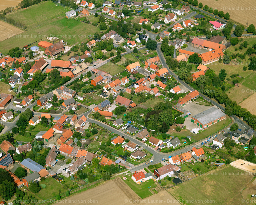 2638796 | OHLENDORF 23.08.2006 Landwirtschaftliche Nutzflächen und Feldgrenzen  umsäumen das Siedlungsgebiet des Dorfes in Ohlendorf im Bundesland Niedersachsen, Deutschland // Agricultural land and field boundaries surround the settlement area of the village  in Ohlendorf in the state Lower Saxony, Germany Foto: Gerhard Launer