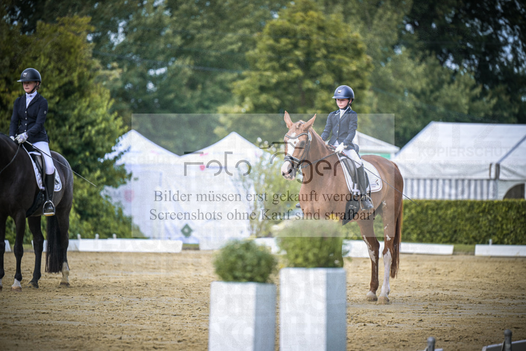 DOS_5716 | Entdecke hochwertige Reitturnierfotos von Foto Oger. Professionell, emotional und authentisch – jetzt Lieblingsmomente im Shop bestellen.Deutschlandweite Turnierfotografie. - Realisiert mit Pictrs.com