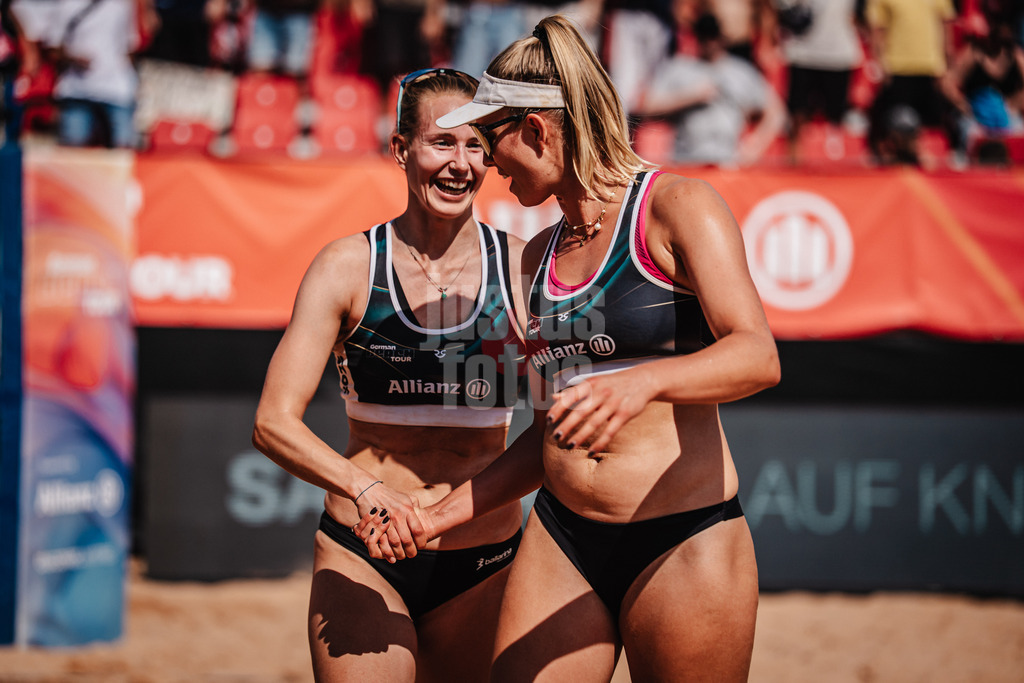 Beachvolleyball | Frauen | Allianz German Beach Tour 2025 | Tourstop München | 04.07.2025 | v.l. Tabea Schwarz und Chenoa Christ freuen sich nach dem Sieg