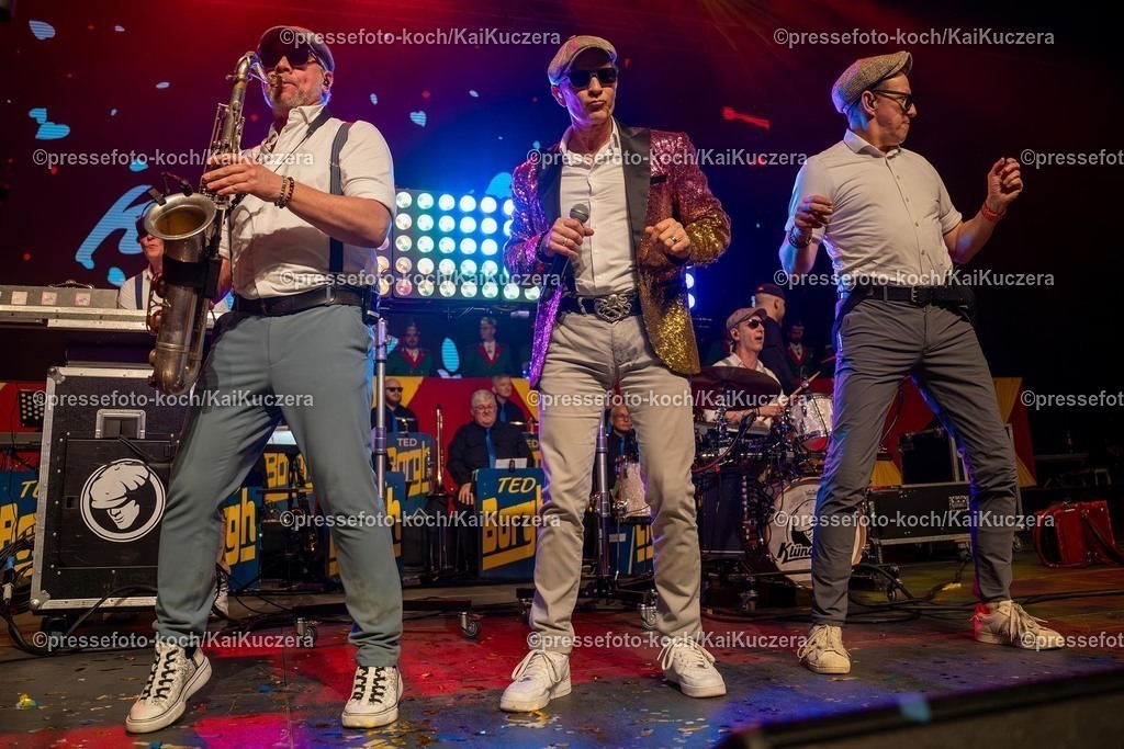 KKU25012501184 | 25.01.2025, xkkux, Düsseldorf, Karnevalsveranstaltung - Die Lachende in der Mitsubishi Electric HALLE. Die Band Klüngelköpp performt bei Ihrem Auftritt.