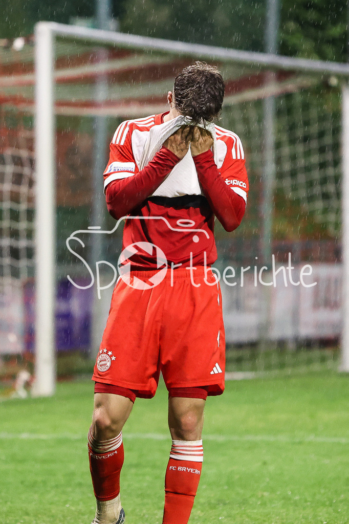 TSV Buchbach - FC Bayern Amateure | aergert sich ueber eine vergebene Chance Maximilian WAGNER (FCB #7) / Freisteller / Einzelfoto