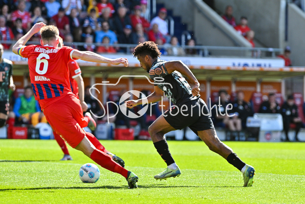1. FC Heidenheim - FC Bayern München | auf dem Weg zum 0-3 - Kingsley COMAN (FC Bayern Muenchen 11) setzt sich gegen Patrick MAINKA (Heidenheim 6) durch / Bundesliga: 1. FC Heidenheim - FC Bayern Muenchen, Voith Arena am 19.04.2025