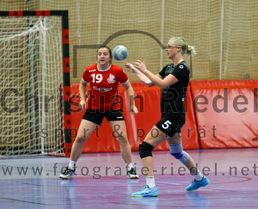 2022-12-04_082_SV_Anzing_gegen_TSV_Uebersee | Anzing, Deutschland, 04.12.2022:
Handball, Bezirksliga 2022 / 2023, 8. Spieltag, SV Anzing gegen TSV Übersee, Endergebnis: 29:24

Sarah Reither (SV Anzing, #19), Carolin Rinser (TSV Übersee, #5)

Foto: Christian Riedel / fotografie-riedel.net