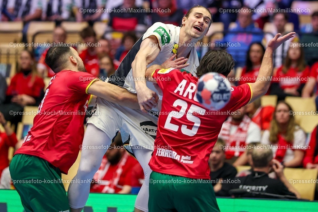 EHF22012601029 | 22.01.2026, Handball, Men's EHF EURO 2026, Deutschland - Portugal, Jyske Bank Boxen in Herning, Dänemark, Main Round:  Juri Knorr (Germany #15) im Zweikampf gegen   Miguel Jose Soares Neves (Portugal #20)  Antonio Antunes Baeta Rodrigues Areia (Portugal #25) 