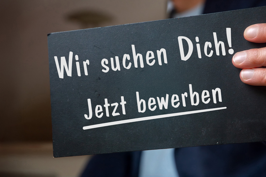 Wir suchen Dich - jetzt bewerben ; Vorlage Mitarbeitersuche, Mann hält ein Schild in der Hand | Wir suchen Dich - jetzt bewerben ; Vorlage Mitarbeitersuche, Mann hält ein Schild in der Hand - Realisiert mit Pictrs.com
