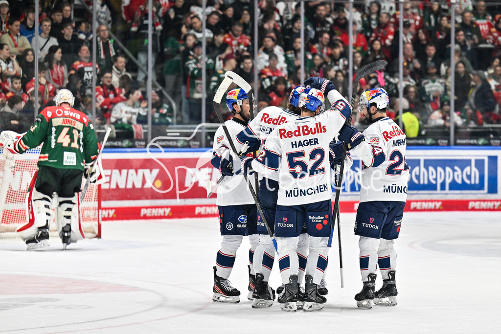 Augsburger Panther - EHC RB München | AUGSBURG, DEUTSCHLAND - 27. FEBRUAR: Jubel der Gäste nach dem Treffer zum 1-3 durch Markus EISENSCHMID (RB München 11) / Tor / Torschuetze / Freude / Happy während dem Match zwischen den Augsburger Panthern und dem EHC RB München am 46. Spieltag der Penny DEL im Curt Frenzel Stadion