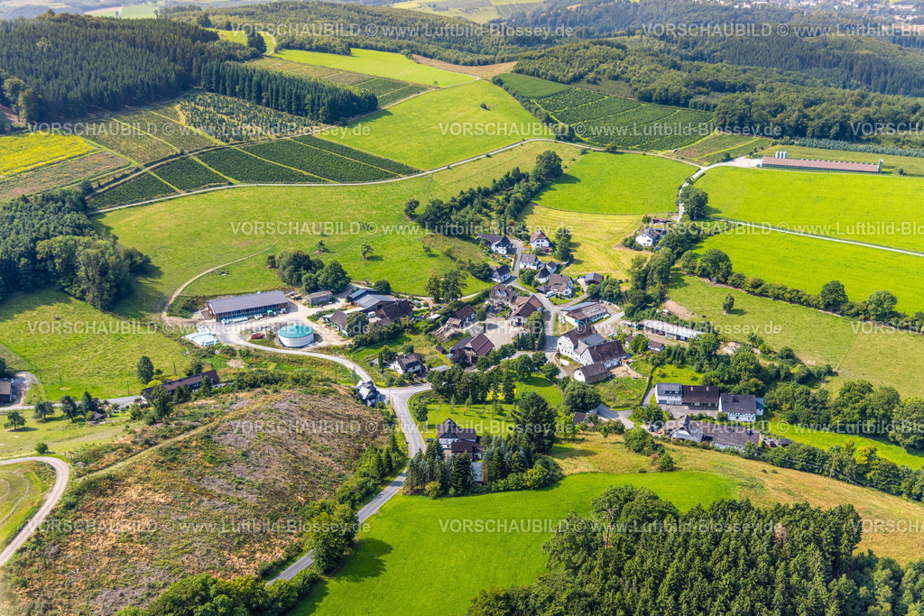 Meschede250807109 | Luftbild, Wohngebiet Ortsansicht Ortsteil Büemke mit Kapelle St. Agatha, Wiesen und Felder und waldige Hügellandschaft, Weihnachtsbaumaufzucht, Reiste, Eslohe, Sauerland, Nordrhein-Westfalen, Deutschland