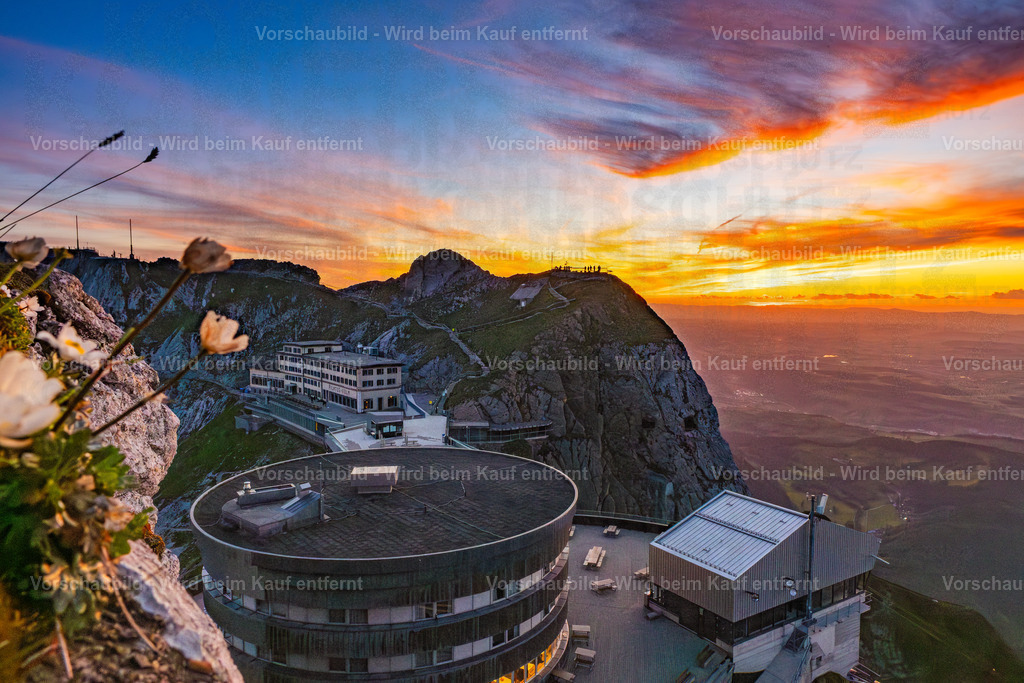 Sonnenuntergang auf dem Pilatus | Sonnenuntergang auf dem Pilatus mit warmem Abendlicht, leuchtenden Wolken und Blick über die Zentralschweiz. Eine ruhige Bergserie zwischen Fels, Himmel und letzter Tagesfarbe. - Realisiert mit Pictrs.com