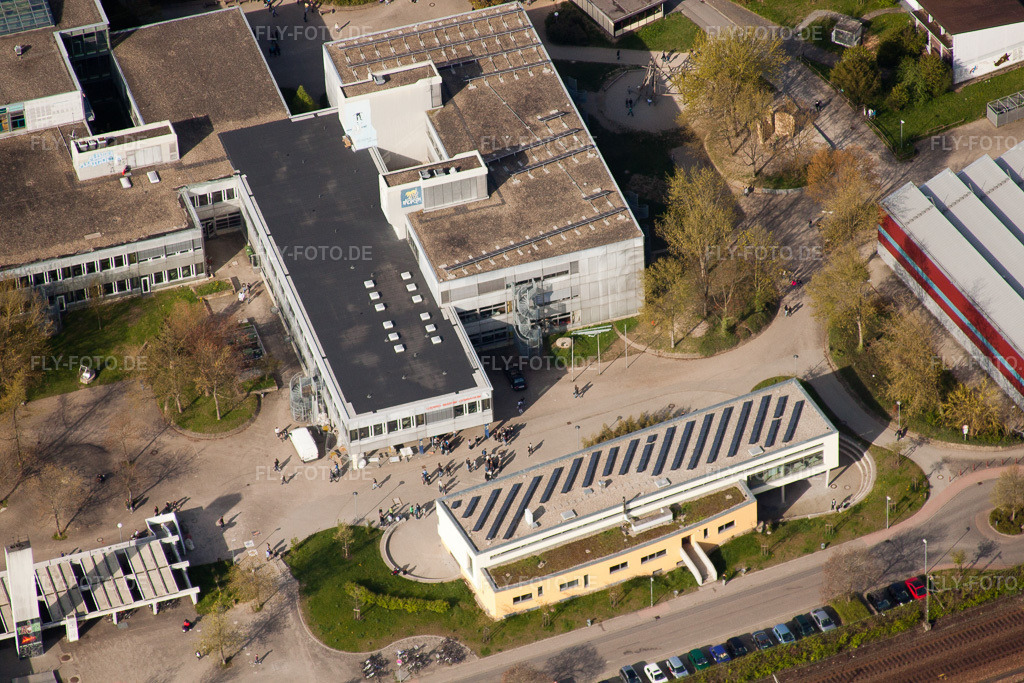 Luftbild: Ludwig-Marum-Gymnasium Pfinztal im Ortsteil Berghausen in Pfinztal im Bundesland Baden-Württemberg in Deutschland. Foto: IMG_25971.jpg vom 23.04.2010 durch Werner Riehm/FLY-FOTO.de