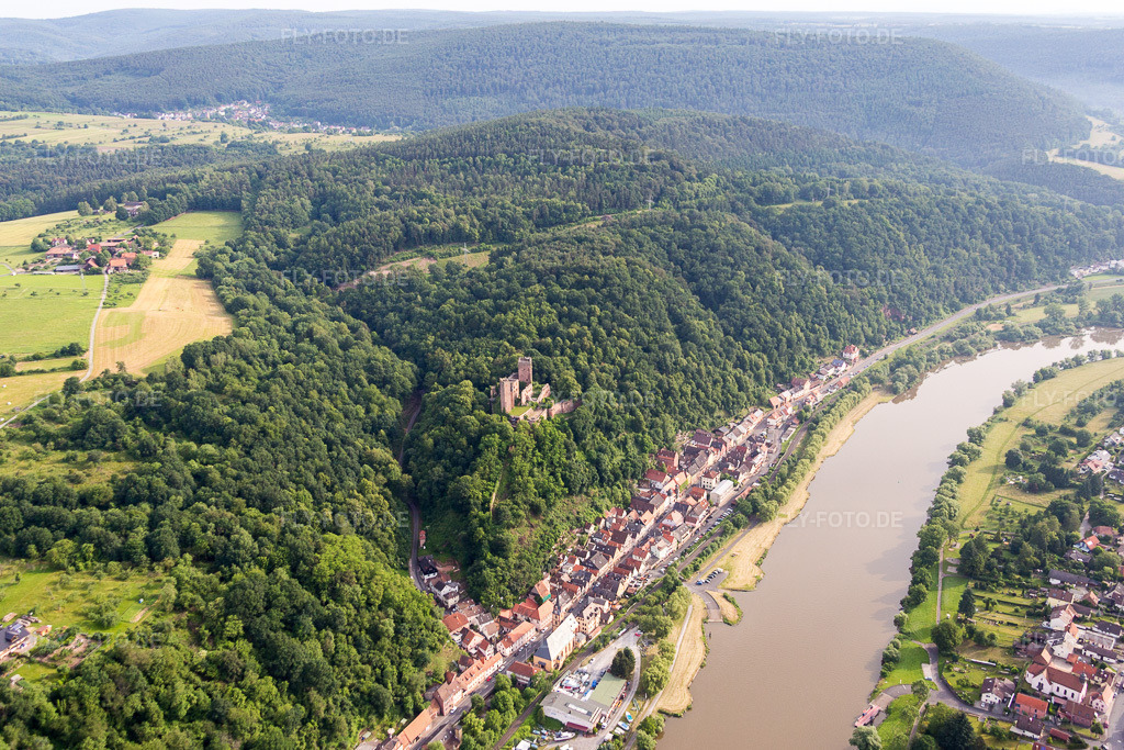 Luftbild: Burgruine Henneburg am Hang über dem Fluß- Uferbereichen des Main im Ortsteil Hofthiergarten in Stadtprozelten im Bundesland Bayern in Deutschland. Foto: IMG_089676.jpg vom 11.06.2016 durch Werner Riehm/FLY-FOTO.de