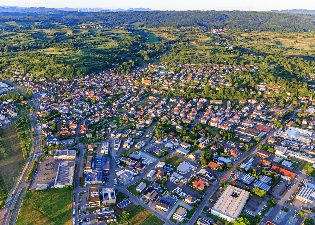 Luftbild: Ortsansicht aus Südwesten mit DEICHMANN und Berenz IT-Service GmbH in Ettenheim im Bundesland Baden-Württemberg in Deutschland.Foto: IMG_147978.jpg vom 30.05.2025 durch Werner Riehm/FLY-FOTO.deDEICHMANN Filiale Ettenheim, Gutenbergstraße 1 BBerenz IT-Service | Digitalisierung für den Mittelstand