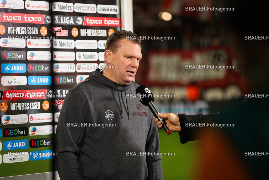 Rot-Weiss Essen - 1.Fc Schweinfurt | Essen, Deutschland, 02.11.2025 Uwe Koschinat (Rot-Weiss Essen) gibt ein Interviewwährend des 3.Liga Spiels zwischen  Rot-Weiss Essen und 1.Fc Schweinfurt am 02.11.2025 im Stadion an der Hafenstraße in Essen. (Foto von Timo Bluhmki-Schmidt/Brauer Fotoagentur