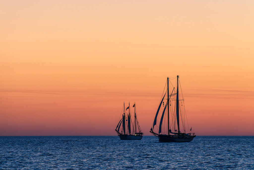 Segelschiffe im Sonnenuntergang auf der Hanse Sail in Rostock | Segelschiffe im Sonnenuntergang auf der Hanse Sail in Rostock.