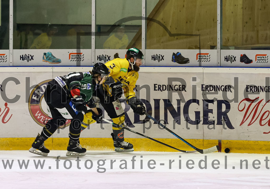 2022-11-20_052_TSV_Erding_gegen_ERSC_Amberg | Erding, Deutschland, 20.11.2022:
Eishockey, Bayernliga 2022 / 2023, 15. Spieltag, TSV Erding gegen ERSC Amberg, Endergebnis: 5:1

Ryan Murphy (Erding Gladiators, #51), Richard Stütz (ERSC Amberg, #3)

Foto: Christian Riedel / fotografie-riedel.net