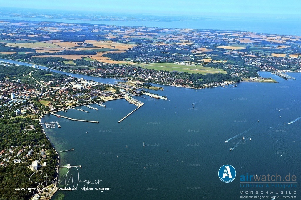 Luftbild Kiel Hafen - Der Nord-Ostsee-Kanal | Der Nord-Ostsee-Kanal (NOK), international als Kiel Canal bekannt, ist die meistbefahrene künstliche Wasserstraße der Welt und verbindet die Kieler Förde (Ostsee) mit der Elbmündung bei Brunsbüttel (Nordsee).